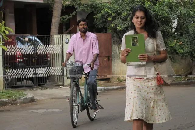 ஆடுகளம் திரைப்படத்தின் ஒரு காட்சி