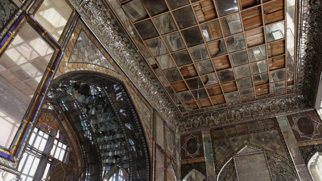 Oštećeni plafon na Golestanskoj palati, sa koje su otpala stakla