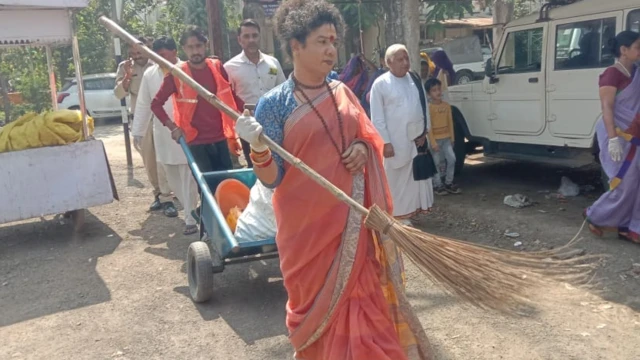 स्वच्छता के लिए अभियान चलातीं संजना