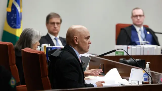 Alexandre de Moraes em primeiro plano, com Cármen Lúcia, Paulo Gonet e Cristiano Zanin ao fundo