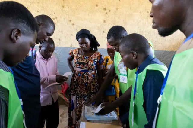 Les responsables des bureaux de vote s'installent avant le vote dans le district d'Abena, à N'Djamena, le 6 mai 2024, lors de l'élection présidentielle au Tchad