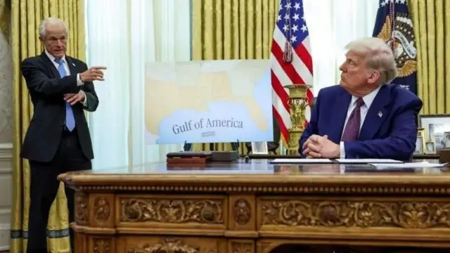 अमेरिकेचे राष्ट्राध्यक्ष डोनाल्ड ट्रम्प यांच्यासोबत व्यापार सल्लागार पीटर नवारो