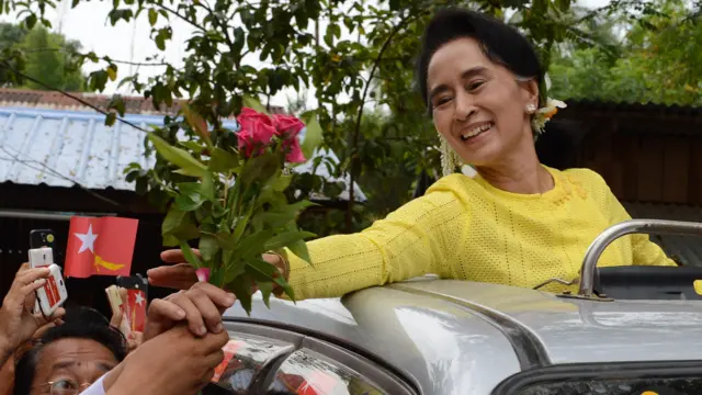 2015 मध्ये प्रचार करताना सू की: नॅशनल लीग फॉर डेमोक्रसीनं 2015 आणि 2020 मध्ये म्यानमारमधील निवडणुका जिंकल्या होत्या. नंतर लष्करानं 2020 चे निकाल रद्द ठरवले होते 