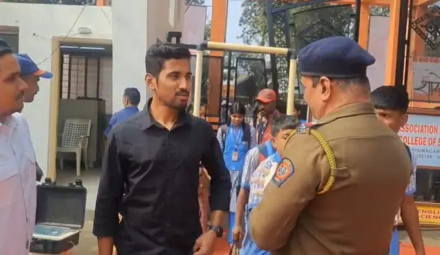 काळा शर्ट घातलेल्यांना घरी पाठवताना पोलीस...