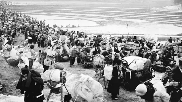 শীতে জমে যাওয়া মাঠের পাশ দিয়ে শরণার্থীর ঢল