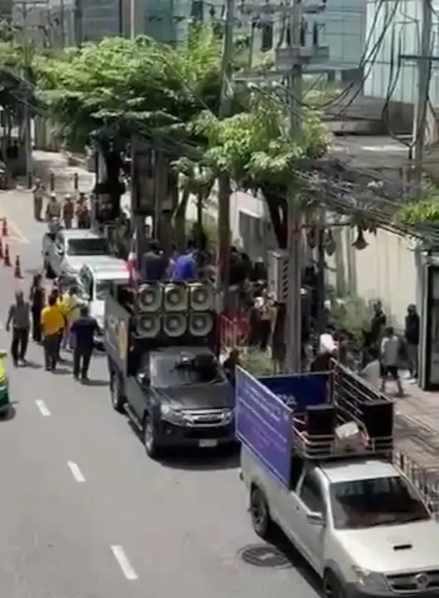 စက်တင်ဘာ ၂၃ ရက် မြန်မာသံရုံးရှေ့ မှာ ထိုင်းမျိုးချစ်အဖွဲ့တွေ ဆန္ဒထုတ်ဖော်နေတဲ့မြင်ကွင်း