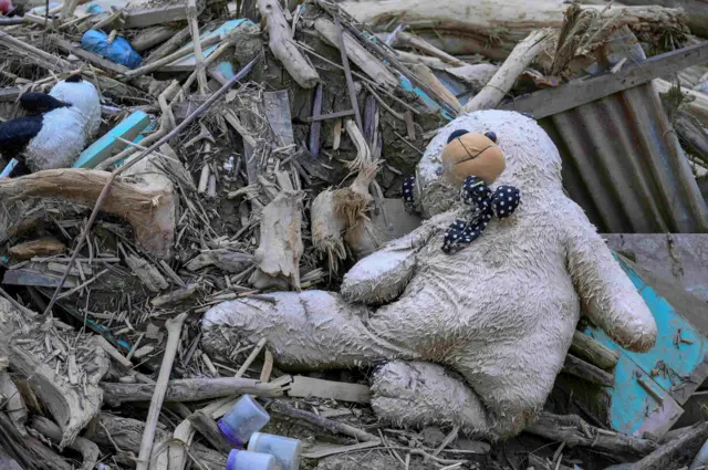 Sebuah boneka terbawa banjir di Kuala Simpang, Aceh Tamiang, Aceh, Kamis (11/12/2025). Pemerintah Aceh memperpanjang masa tanggap darurat bencana hidrometeorologi hingga 25 Desember 2025 karena kondisi lapangan masih membutuhkan penanganan intensif, terpadu, dan terkoordinasi.