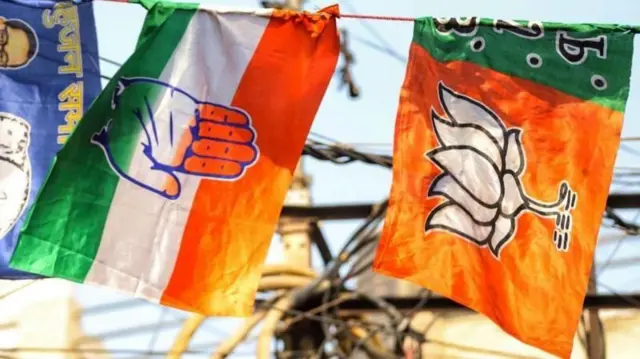 बीजेपी कांग्रेस के झंडे