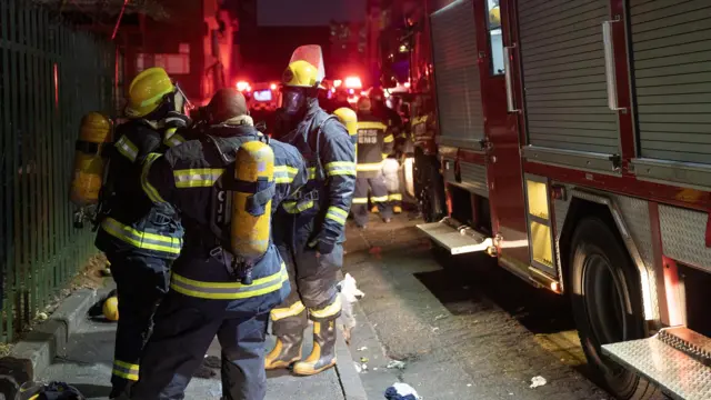 Пожежники біля будівлі, що горить