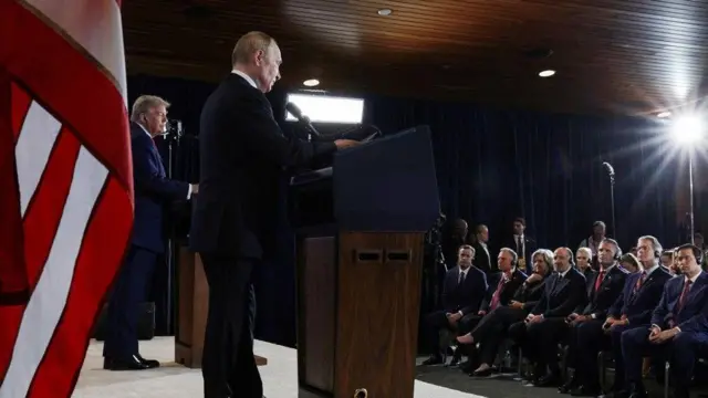 Володимир Путін посміхається під час спільної прес-конференції з Дональдом Трампом на базі Ельмендорф-Річардсон у п'ятницю в Анкориджі, штат Аляска