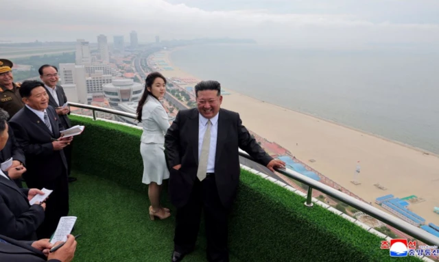 Kim en la inauguración del complejo.