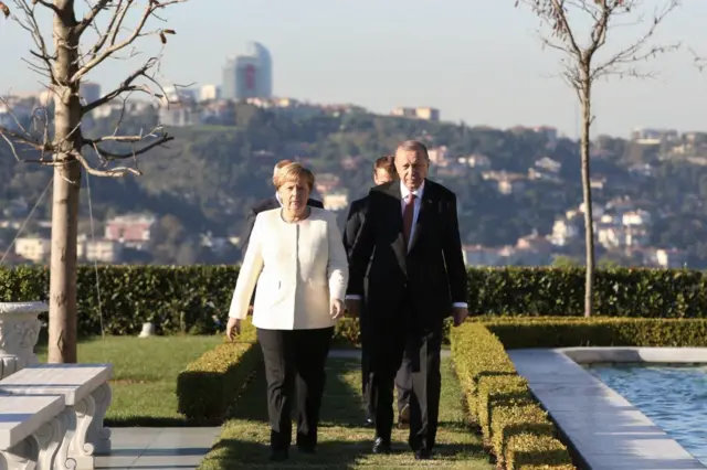 Angela Merkel ve Recep Tayyip Erdoğan bahçede yürüyor