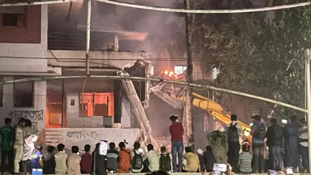 ধানমন্ডি ৩২ নম্বরের বাড়িটি ভেকু দিয়ে ভাঙা হয়