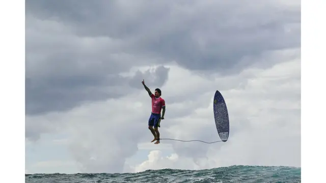 El surfista Gabriel Medina celebra después de su rutina