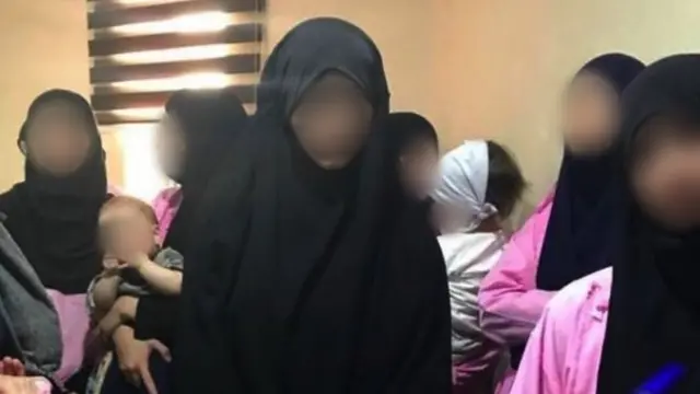 बच्चा सम्हालिरहेका महिला