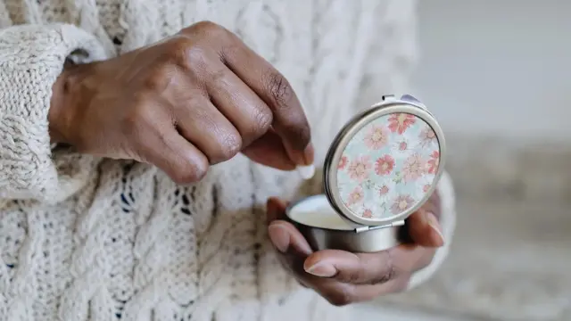 Рука дістає пігулку з коробочки