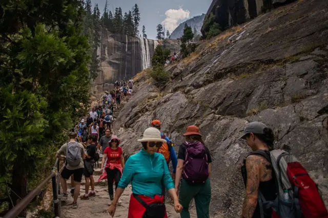 Відвідувачі піднімаються по стежці Міст Трейл до водоспаду Вернал Фоллс