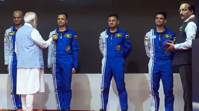 बीते साल गगनयान मिशन के लिए चुने गए चार अंतरिक्ष यात्रियों के साथ प्रधानमंत्री नरेंद्र मोदी 