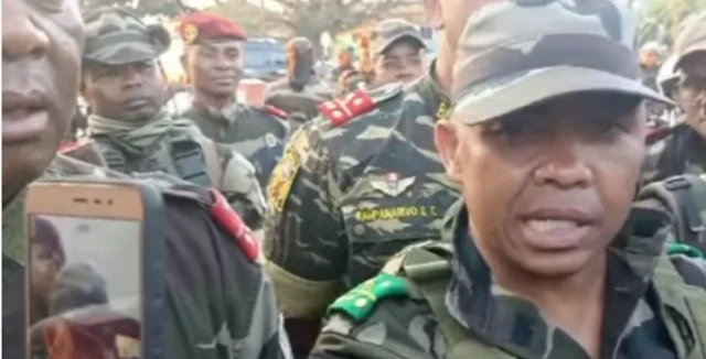 Le colonel Michael Randrianirina entouré de militaires