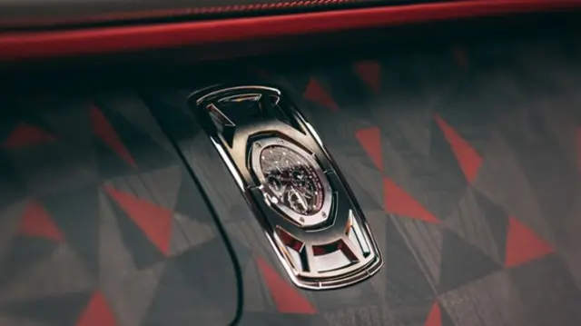 یکی از ماشین‌های رولزرویس‌ ساعتی دارد که از داشبورد جدا شده و می‌توان به عنوان ساعت مچی استفاده کرد