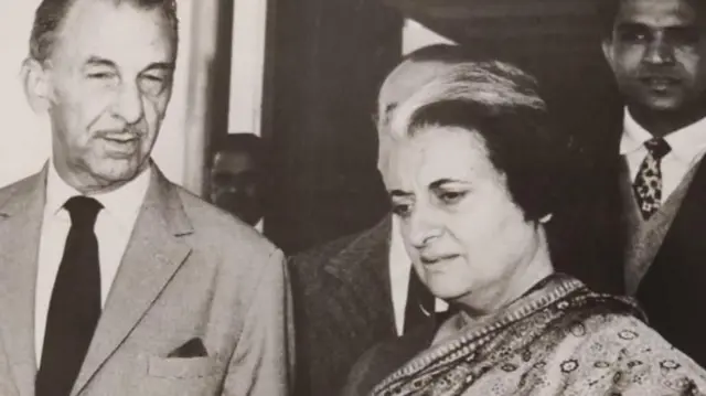 जेआरडी टाटा और इंदिरा गांधी एक तस्वीर में साथ दिखाई दे रहे हैं 