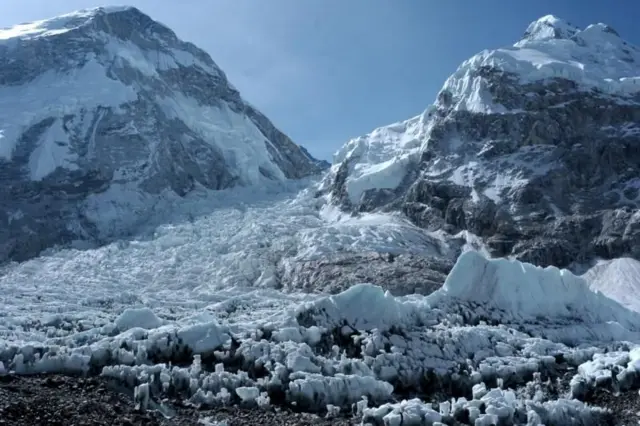 खुम्बु आइसफल 