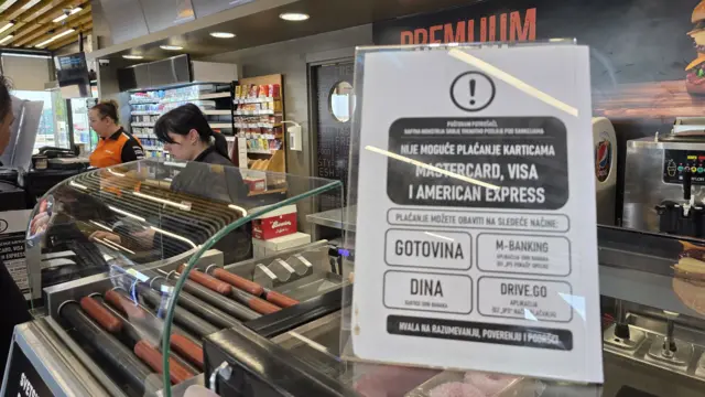 Znak na stacji benzynowej informuje, że nie można płacić kartą za paliwo