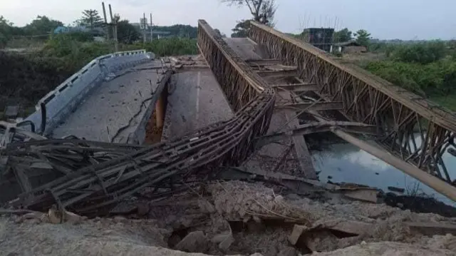 မိုင်းခွဲဖျက်ဆီးခံရတဲ့ ကျုံအိတ်တံတား