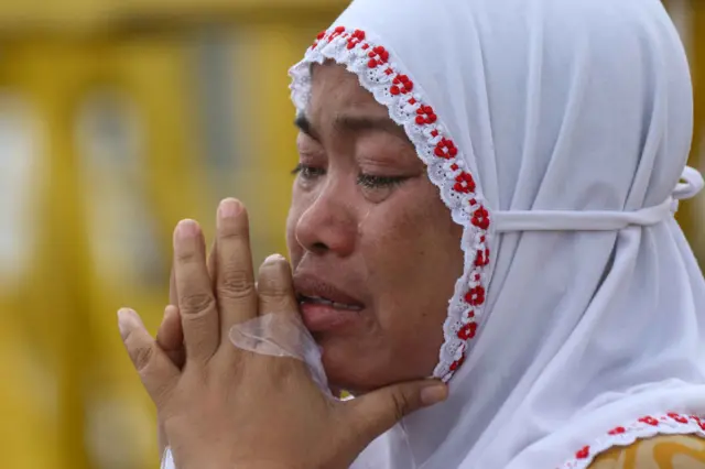 Keluarga korban tenggelamnya KMP Tunu Pratama Jaya berdoa usai menabur bunga di Dermaga ponton Pelabuhan Ketapang, Banyuwangi, Jawa Timur, Sabtu (5/7/2025). Tabur bunga di Perairan Selat Bali tersebut sebagi bentuk doa dan penghormatan kepada korban yang belum diketemukan.