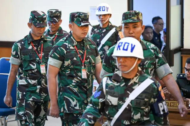 Terdakwa kasus penyiraman air keras kepada aktivis KontraS Andrie Yunus, Lettu Sami Lakka (kanan belakang), Kapten Nandala Dwi Prasetya (ketiga kiri), Lettu Budhi Hariyanto Cahyono (kiri), dan Serda Edi Sudarko (kedua kiri) tiba untuk menjalani sidang pembacaan dakwaan di Pengadilan Militer II-08, Jakarta, Rabu (29/4/2026). Sidang tersebut beragendakan pembacaan dakwaan oleh Oditur Militer terkait kasus penyiraman air keras kepada aktivis KontraS, Andrie Yunus pada 12 Maret 2026. ANTARA FOTO/Fauzan/tom.