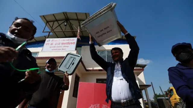 मतदान अधिकृतहरू