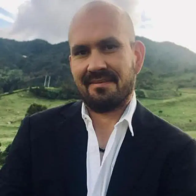 Hamilton Lizcano con una camisa blanca y una chaqueta negra