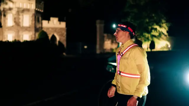 Sophie Power éjszaka fut.