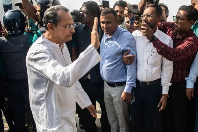 ২০২৪ সালের অগাস্টে গ্রেফতারের পর ট্রাইব্যুনালে নেওয়া হয় হাসানুল হক ইনুকে