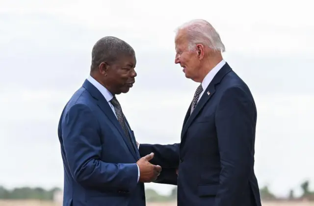 Президенты Анголы и США приветствуют друг друга