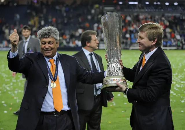 Shakhtar Donetsk’in Rumen teknik direktörü Mircea Lucescu (solda) ve kulüp sahibi Rinat Akhmetov, Mayıs 2009'da Fenerbahçe Şükrü Saracoğlu Stadı’nda oynanan Shakhtar Donetsk–Werder Bremen UEFA Kupası finalinin ardından kupayla birlikte görüntüleniyor.