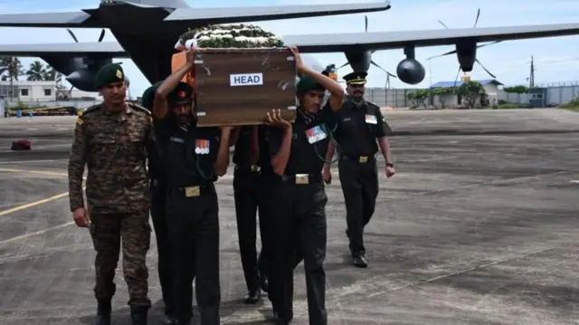 થોમસ ચેરિયનના મૃતદેહને વિમાનમાંથી ઉતારતાં સૈનિકો