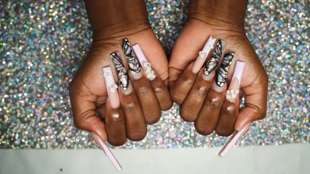 கருப்பின பெண்கள் நீளமாக நகம் வளர்த்து அதில் வண்ணம் தீட்டுவதை விரும்புகின்றனர்