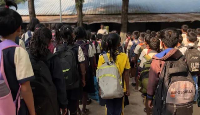 सरकारी शाळेतील फोटो