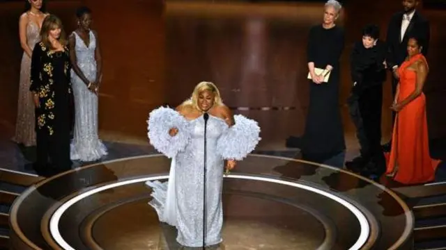  داوین جوی رندولف توانسته اولین جایزه شب را از آن خود کند