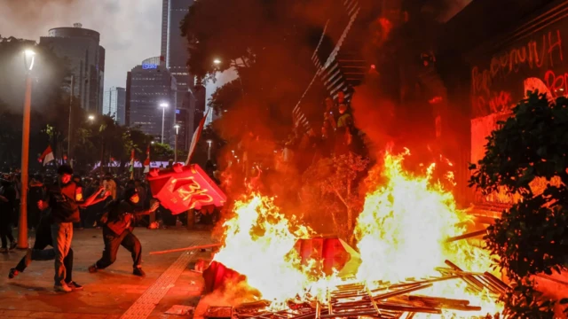 示威者焚燒雅加達警察總部外的路障