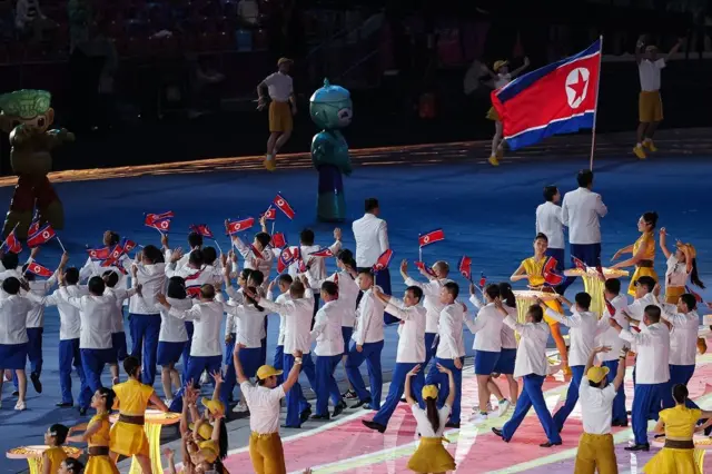 인공기 흔들며 입장하는 북한 선수단