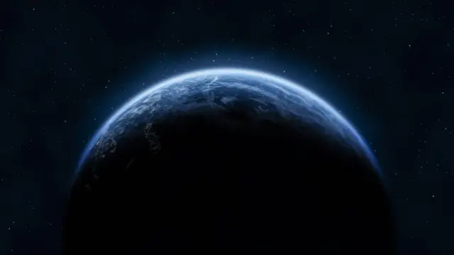 从太空看到的地球，行星边缘在繁星点点的背景下显得格外明亮。