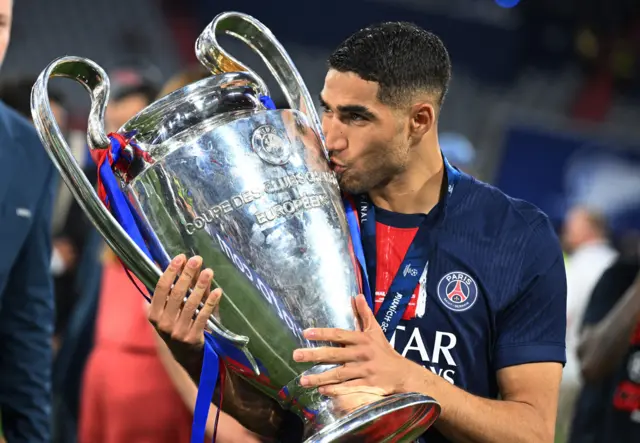 أشرف حكيمي لاعب باريس سان جيرمان يحتفل بالكأس بعد فوزه بدوري أبطال أوروبا