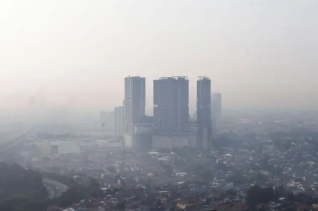 Kabut polusi di Kota Bekasi, pada Mei 2025.
