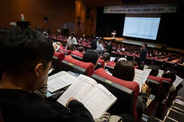의대입시 설명회에 참석한 학부모들