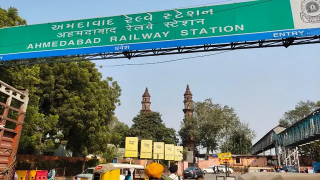 અમદાવાદ રેલ્વે સ્ટેશનની તરફથી દેખાતા કાલુપુરના મિનારા અમદાવાદમાં સારંગપુરના ઝૂલતા મિનારા બીબીસી ગુજરાતી ગુજરાત પુરાતત્વ ઇતિહાસ અહમદાબાદ અમદાવાદ