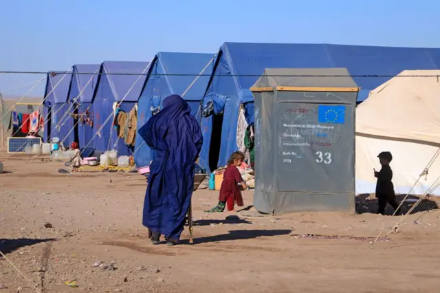 خیمه‌های موقتی برای زلزله زدگان 