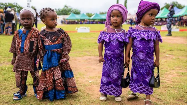 Kyawawan tagwaye sun tsaya daukar hoto a ranar Tagwaye da aka gudanqr wato  World Twins Festival 2024, a Igbo-Ora - ranar Lahadi 12 aoktoba 2024