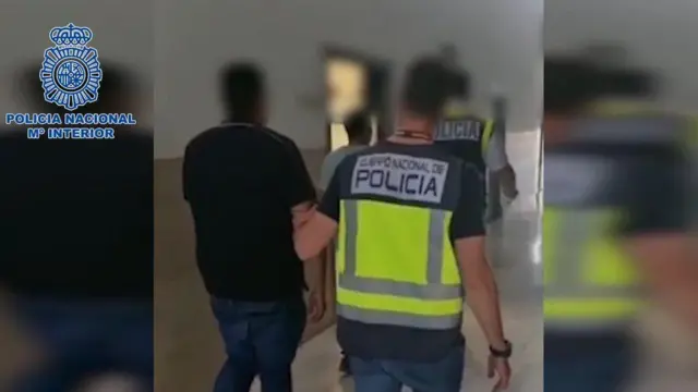 Captura7games baixar o apptela do vídeo do Ministério do Interior mostrando homem7games baixar o appcostas sendo levado pela polícia